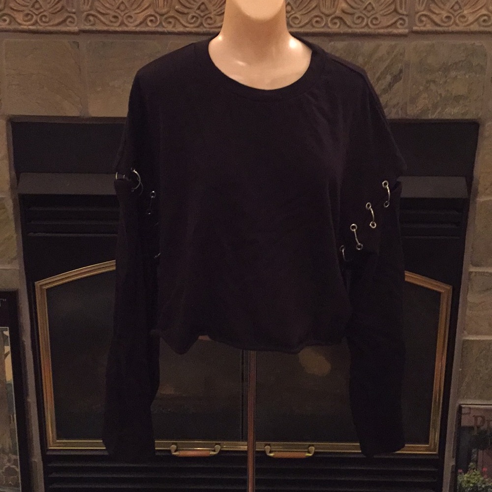 Long-sleeved black sweatshirt with metal rings.